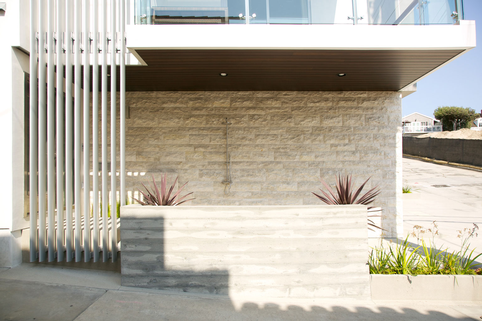 A view of the entry, brise-soleil and Jerusalem Stone wall from Crest Drive