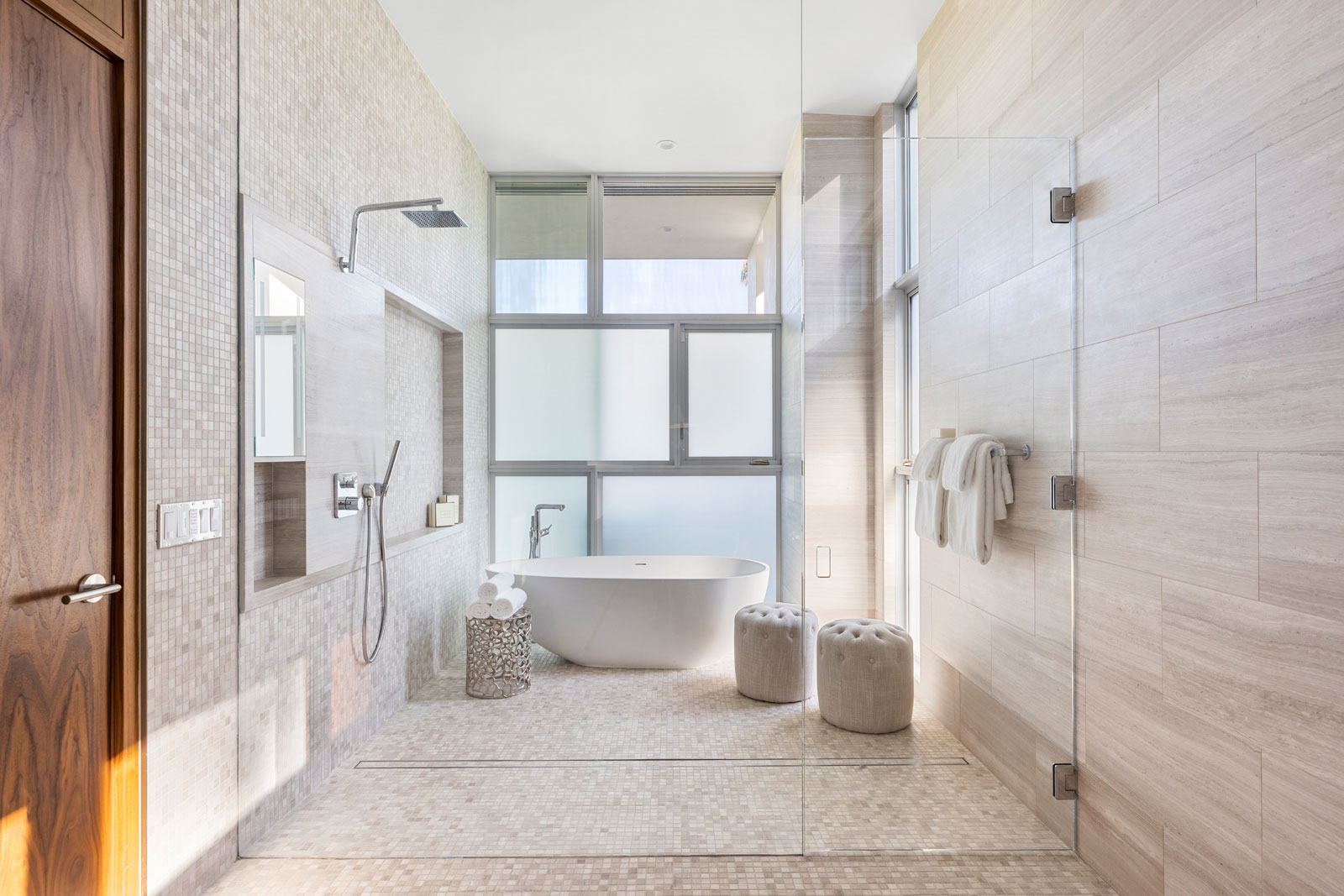 The master shower & tub. Photo: © Anthony Barcelo, Barcelo Photography