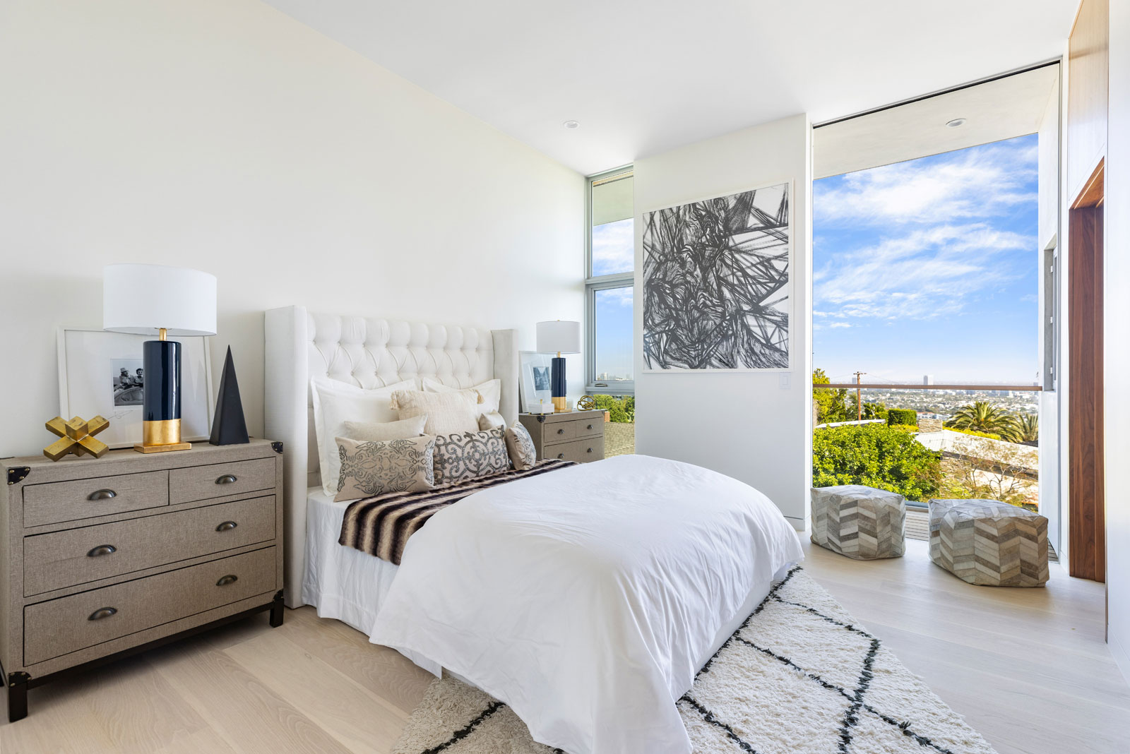 A secondary bedroom. Photo: © Anthony Barcelo, Barcelo Photography