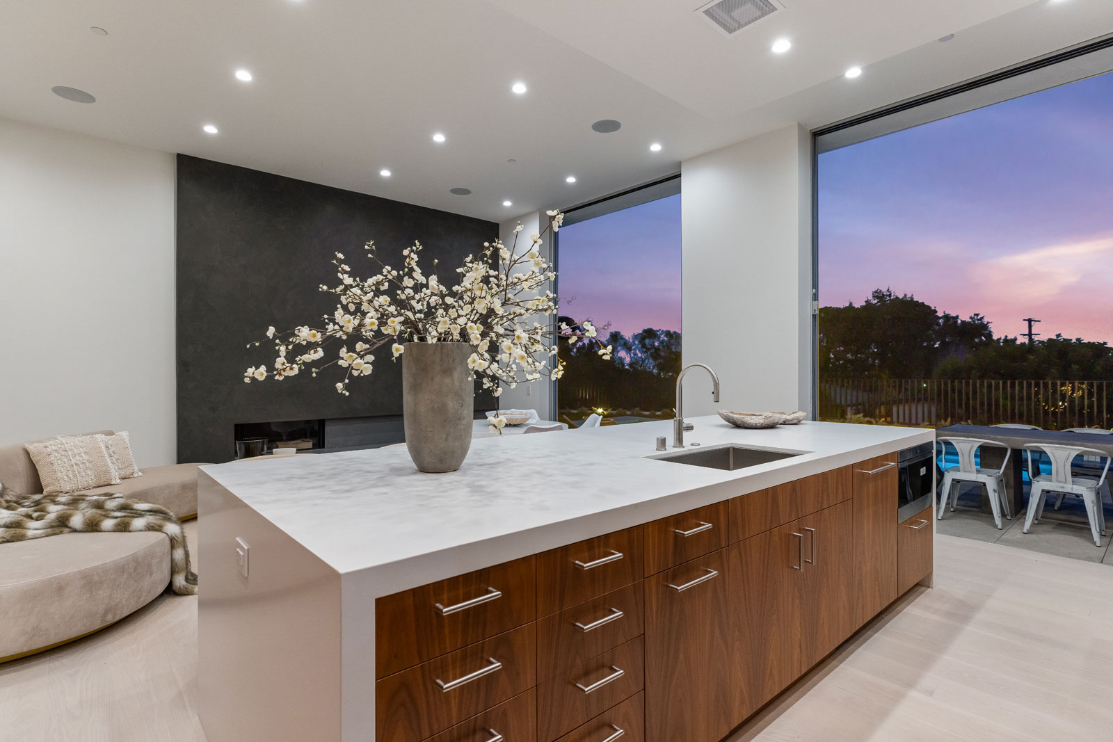 Looking from the kitchen at sunset. Photo: © Anthony Barcelo, Barcelo Photography