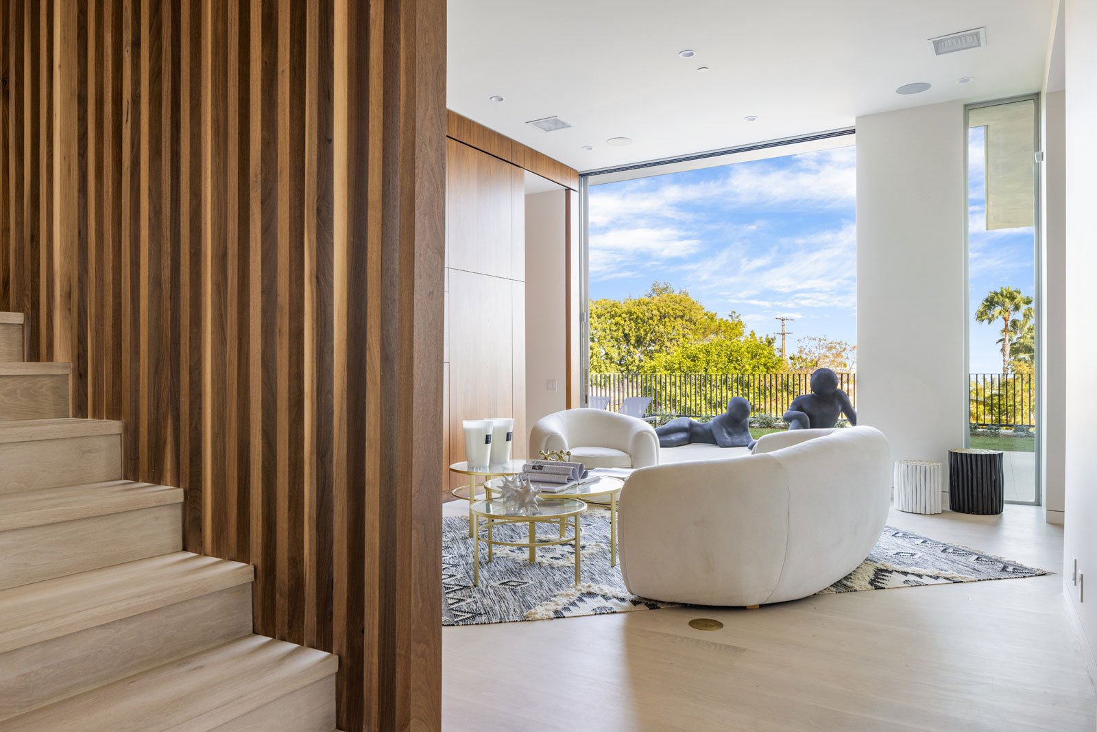 Looking through the walnut screen & living room to the back yard and pool patio. Photo: © Anthony Barcelo, Barcelo Photography