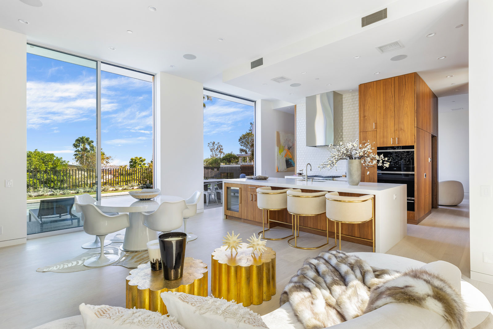 The kitchen with Wolf & Subzero appliances and a backsplash by Heath Ceramics. Photo: © Anthony Barcelo, Barcelo Photography