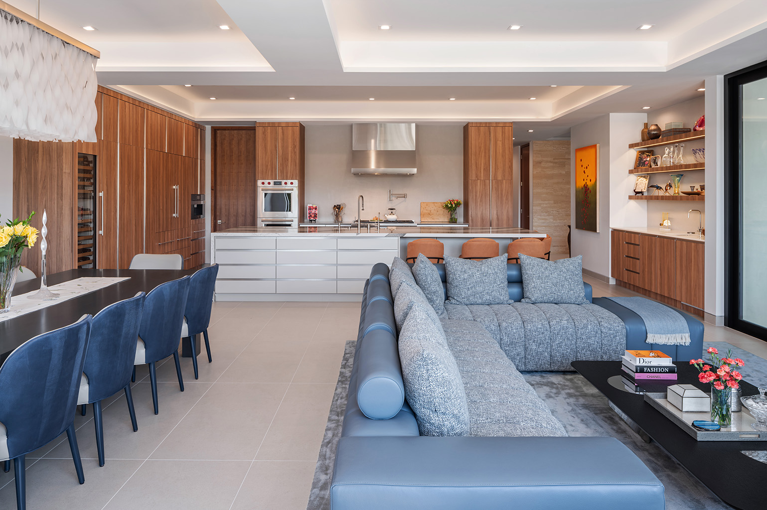 The view from the patio doors through the Great Room to the kitchen. Photo: Photo: ©Paul Vu, Here and Now Agency