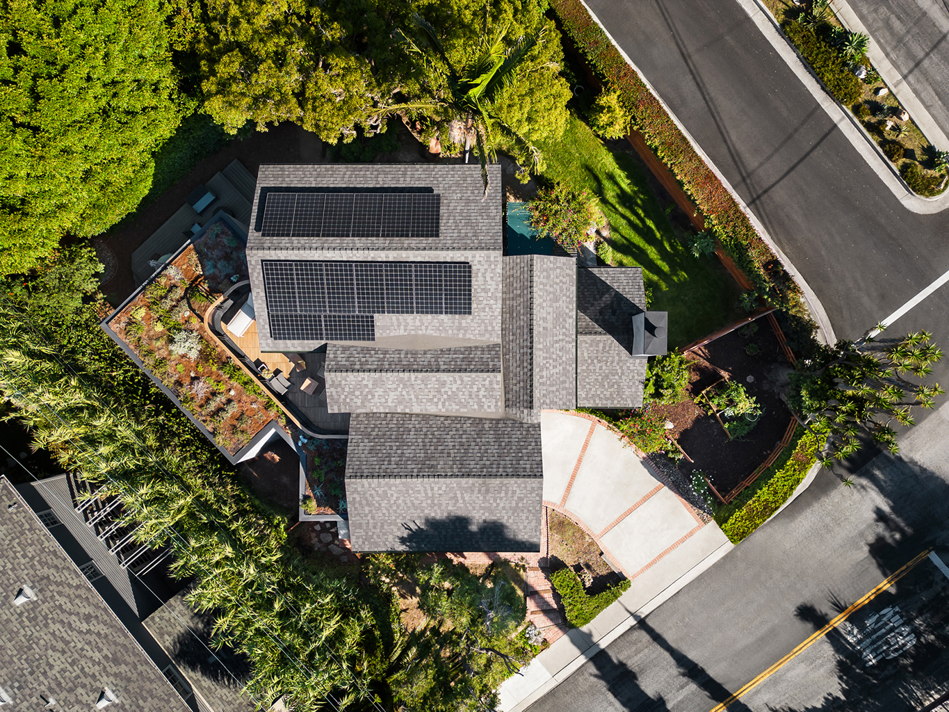 An aerial view of the Shift House showing the relationship of the home to the street grid. Photo: ©Paul Vu, Here and Now Agency
